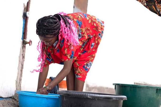 Drama in Kisumu as ‘Mama fua ‘refuse to leave man’s house, “Mimi nimekupenda”
